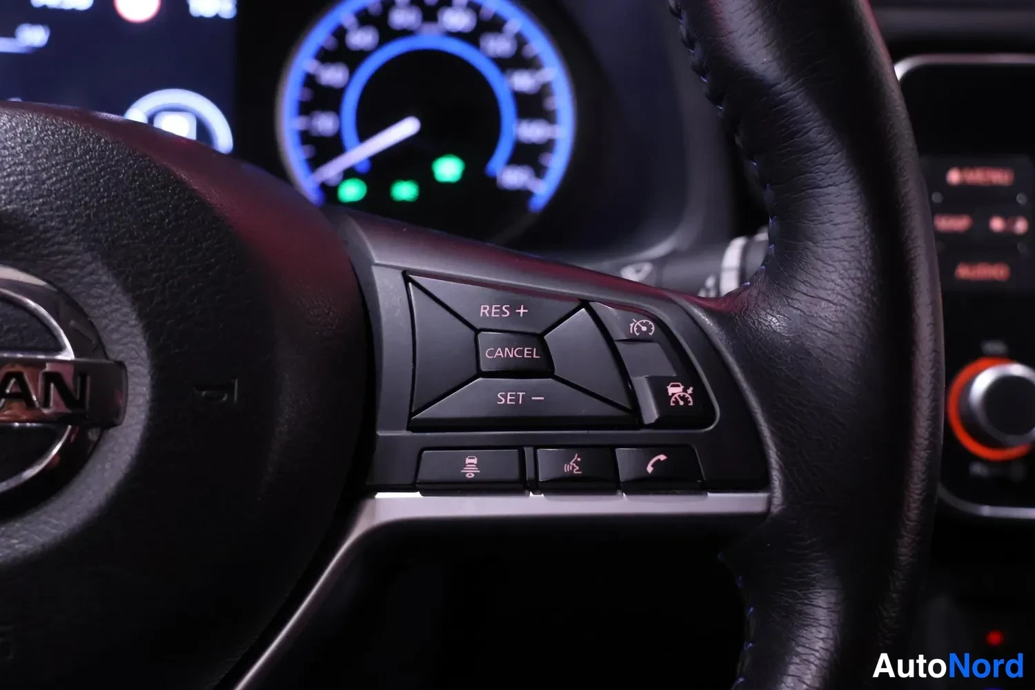 White Nissan Leaf 2022, detail, photo 16