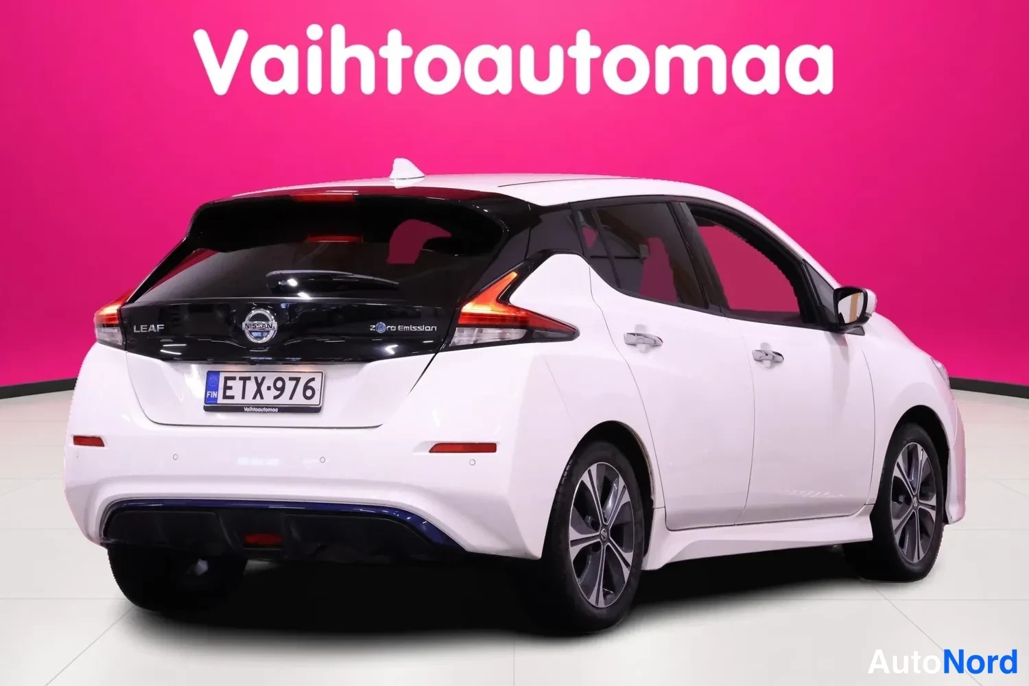 White Nissan Leaf 2022, rear three-quarter, photo 5