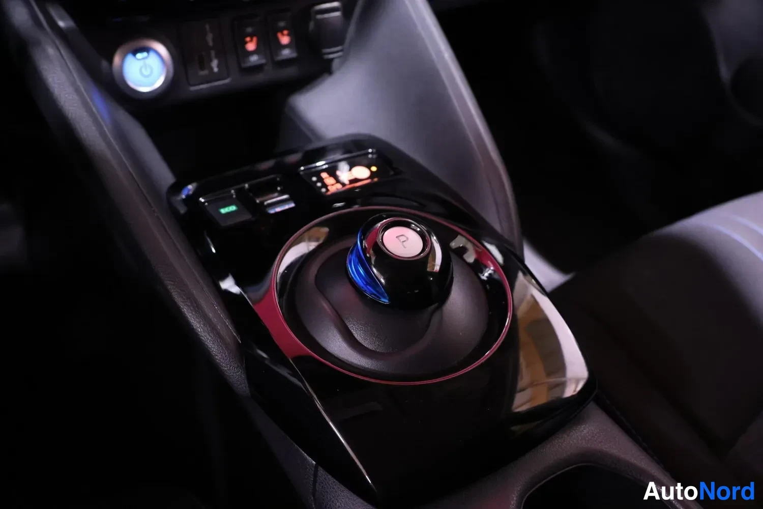 White Nissan Leaf 2022, detail, photo 23
