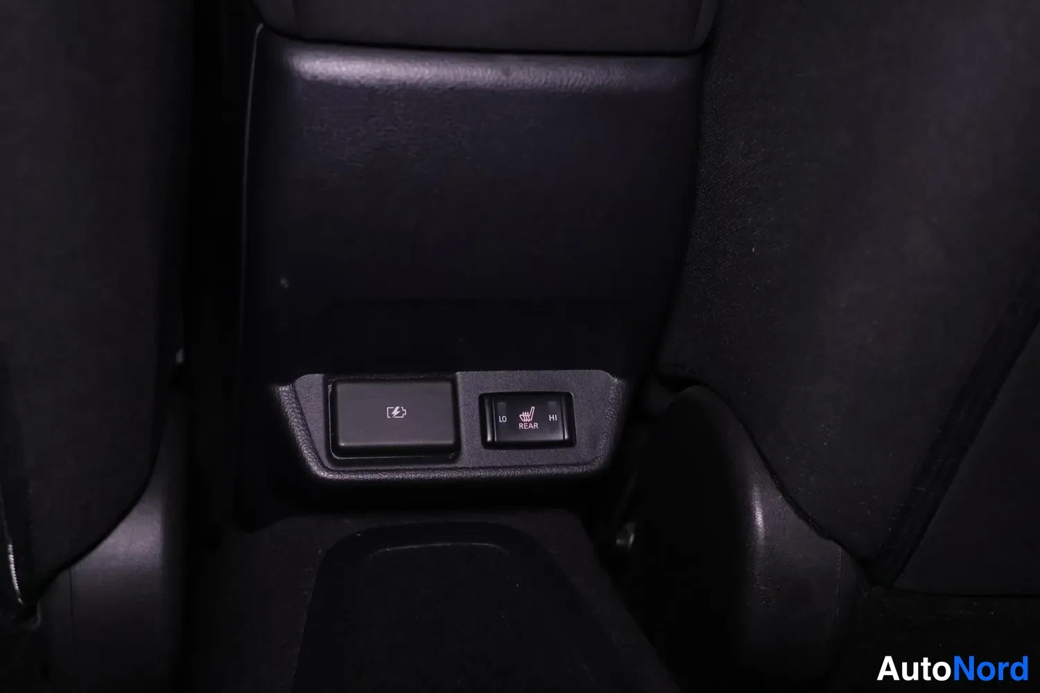 White Nissan Leaf 2022, detail, photo 24