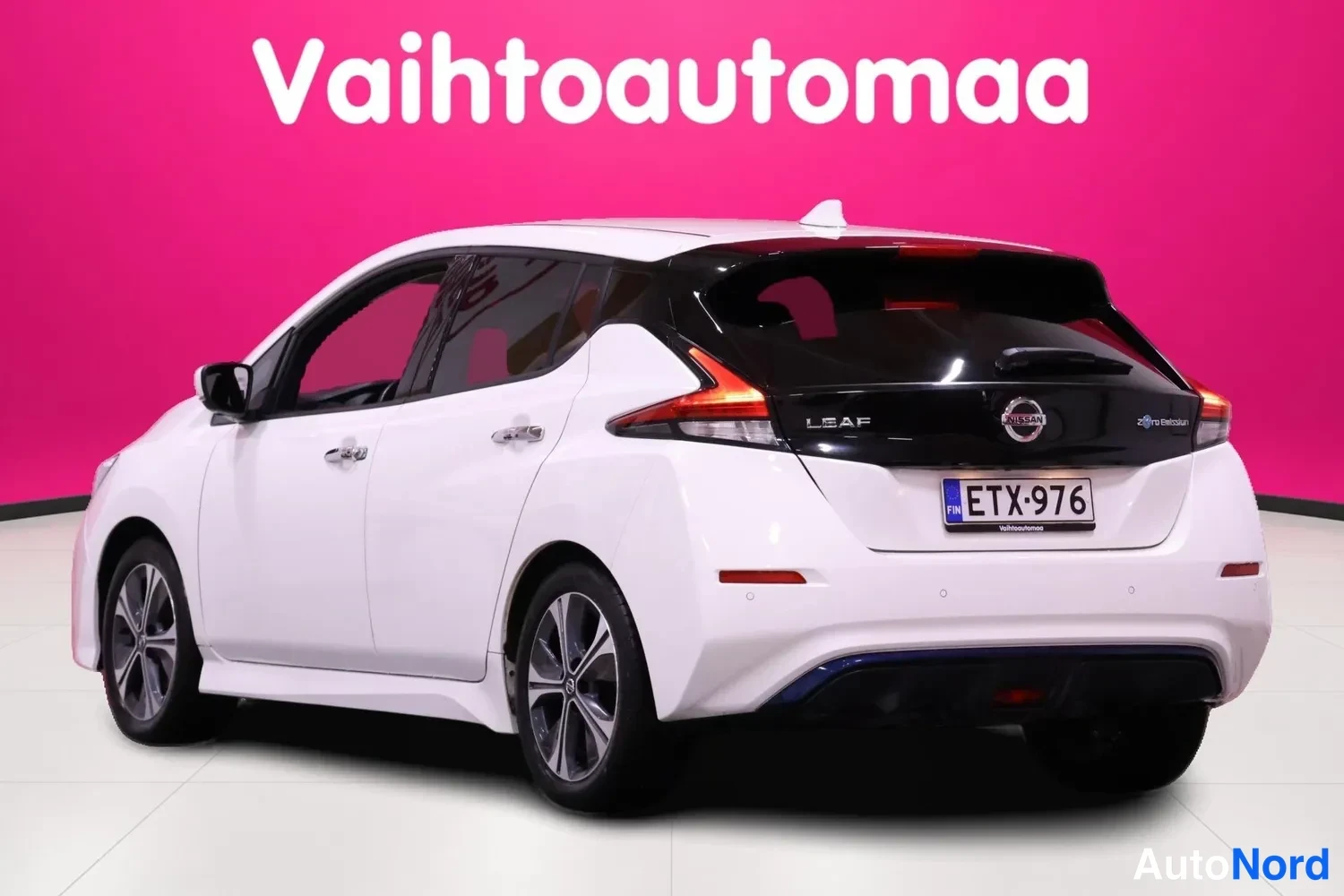 White Nissan Leaf 2022, rear three-quarter, photo 6