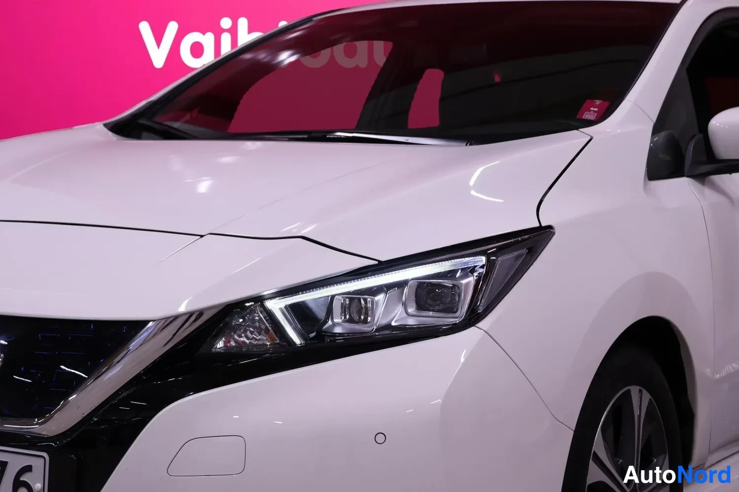 White Nissan Leaf 2022, detail, photo 12