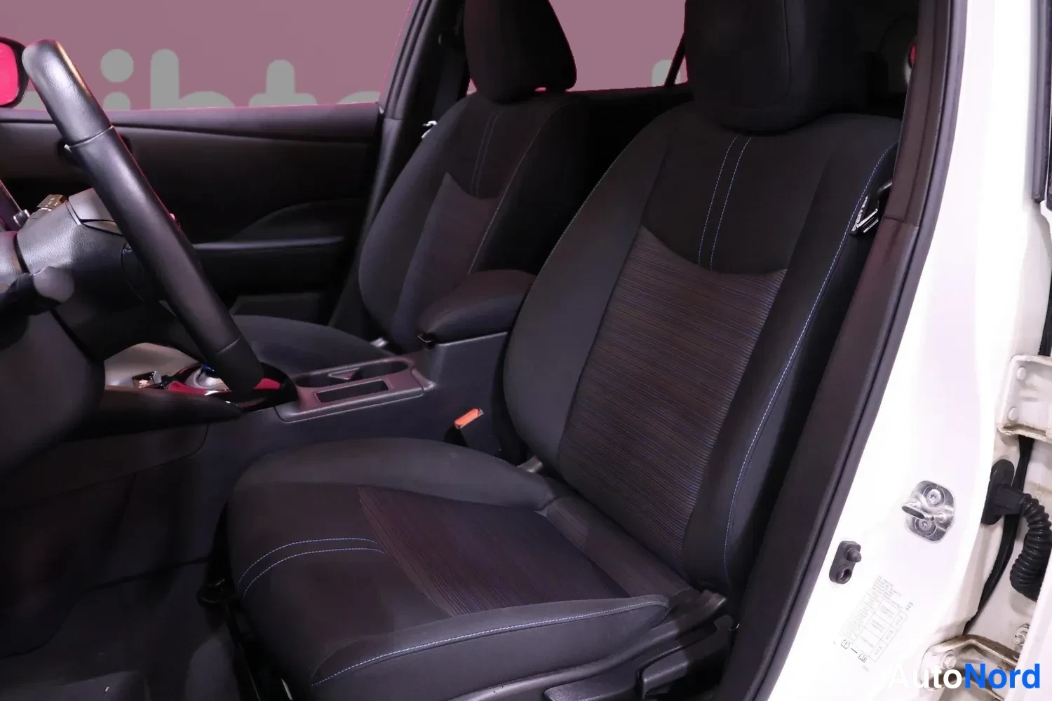 White Nissan Leaf 2022, front seats, photo 10