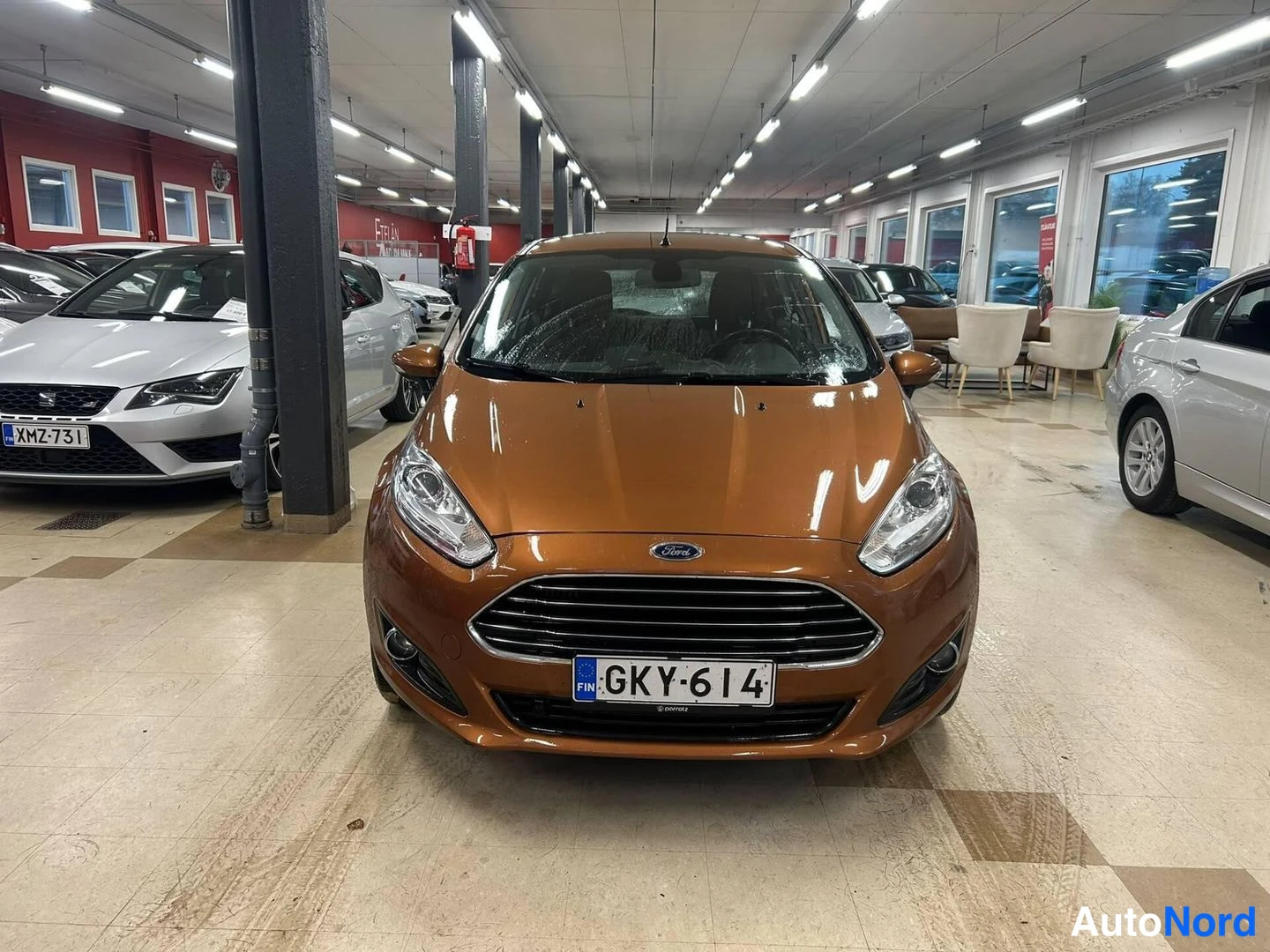 Ruskea Ford Fiesta 2014, edestä, kuva 3