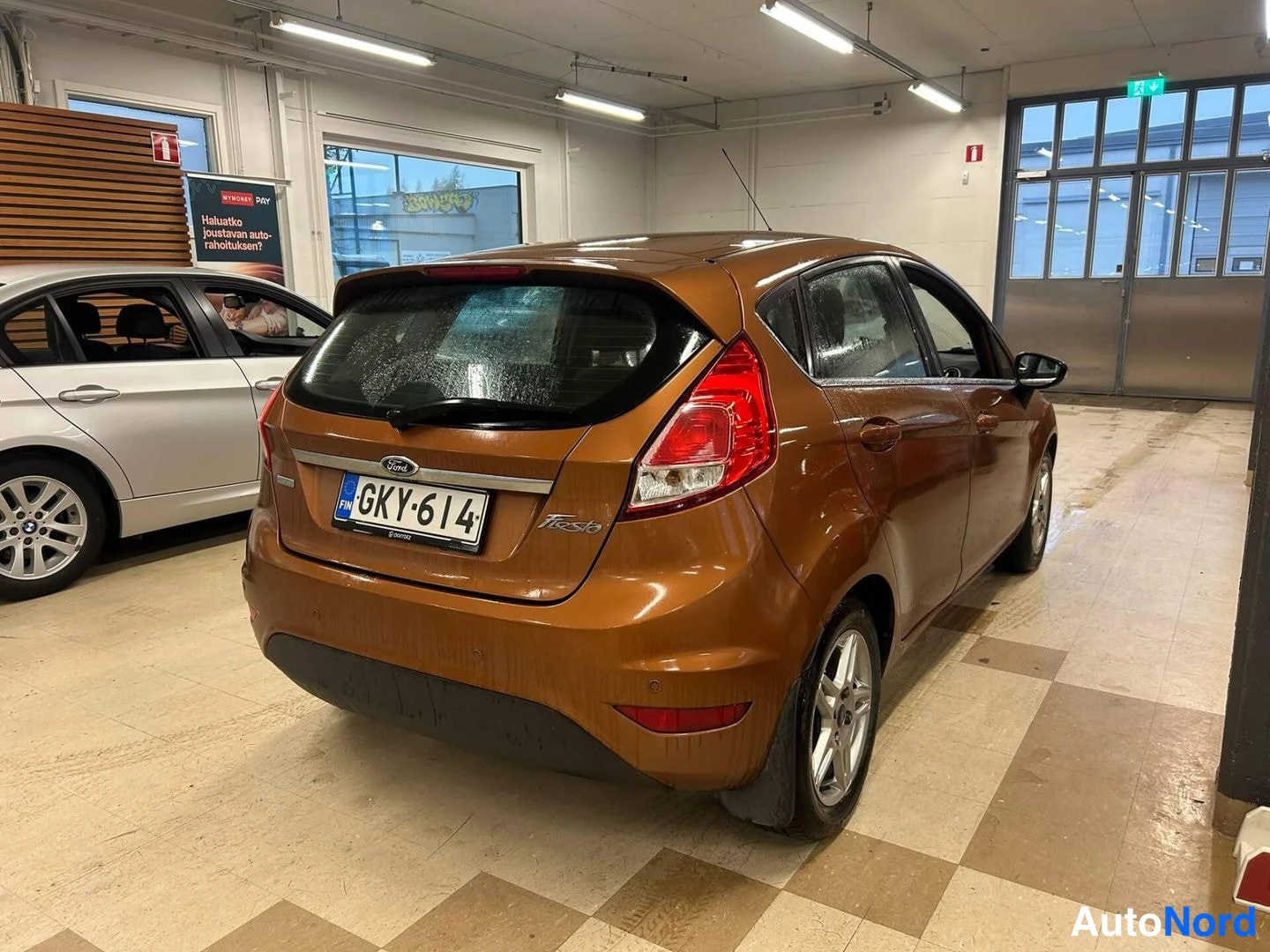 Ruskea Ford Fiesta 2014, takaviisto, kuva 4