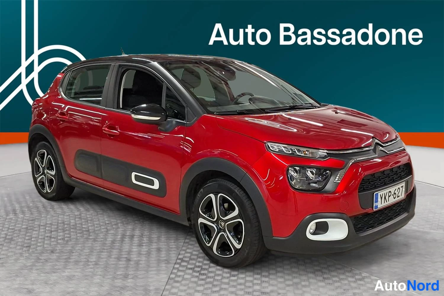 Punainen Citroen C3 2021, etuviisto, keula oikealle, kuva 2