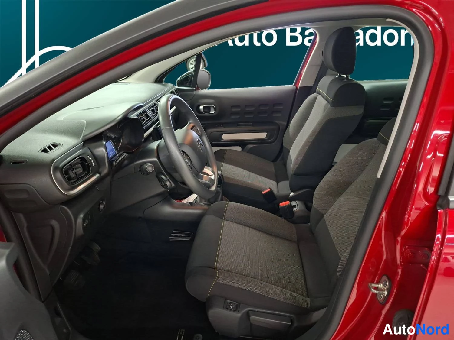 Punainen Citroen C3 2021, ohjaamo, kuva 10