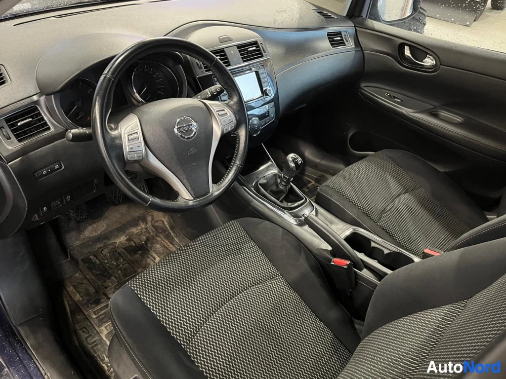 Sininen Nissan Pulsar 2014, ohjaamo, kuva 4