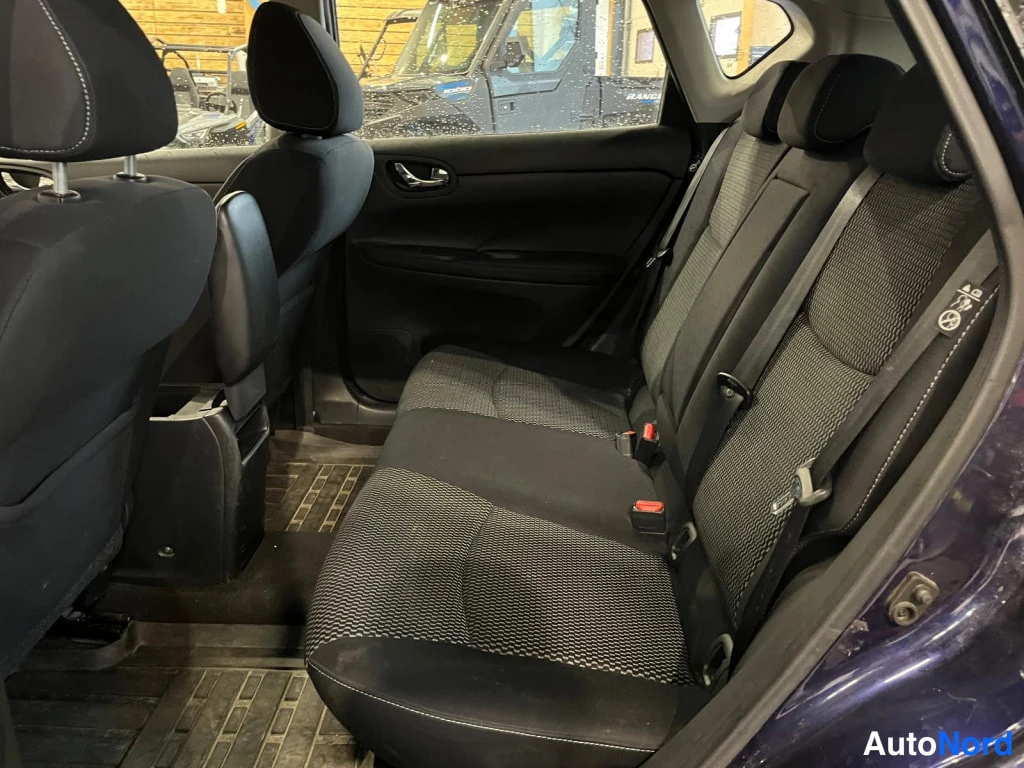 Sininen Nissan Pulsar 2014, takaistuimet, kuva 5