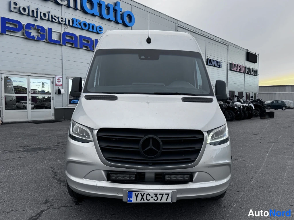 Silver Mercedes-Benz Sprinter 2018, framifrån, bild 2