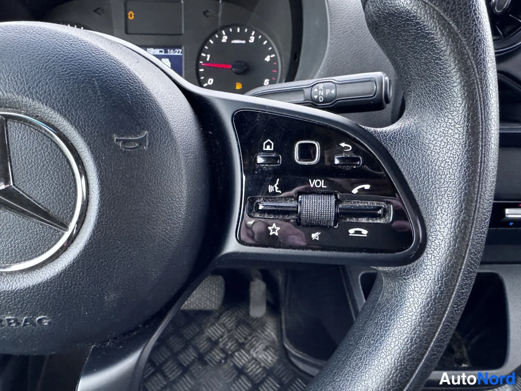 Silver Mercedes-Benz Sprinter 2018, detalj, bild 16