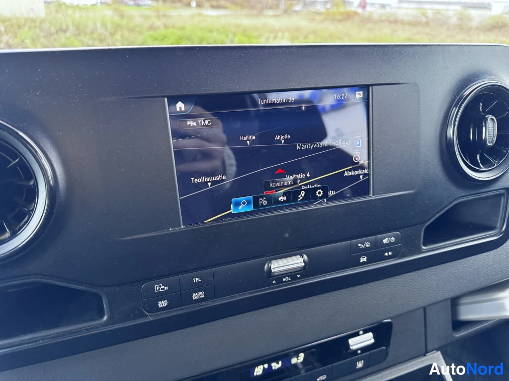 Silver Mercedes-Benz Sprinter 2018, detalj, bild 17