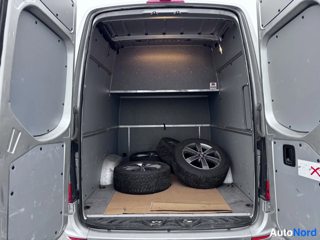 Silver Mercedes-Benz Sprinter 2018, bagageutrymme, bild 12
