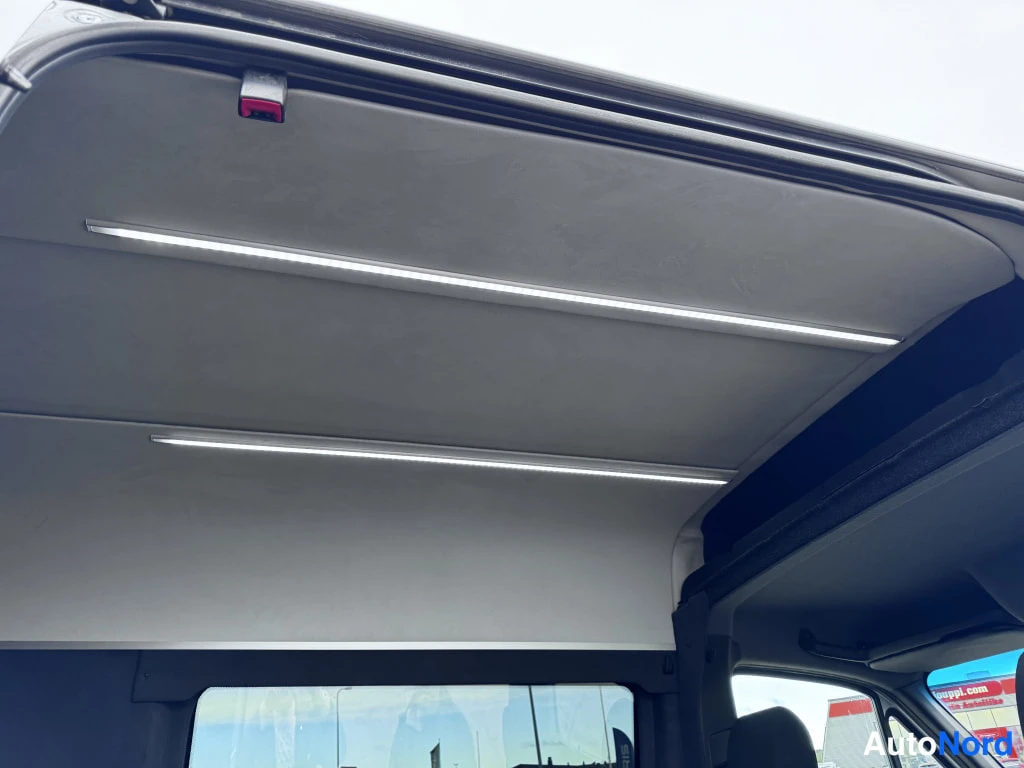 Silver Mercedes-Benz Sprinter 2018, bagageutrymme, bild 13