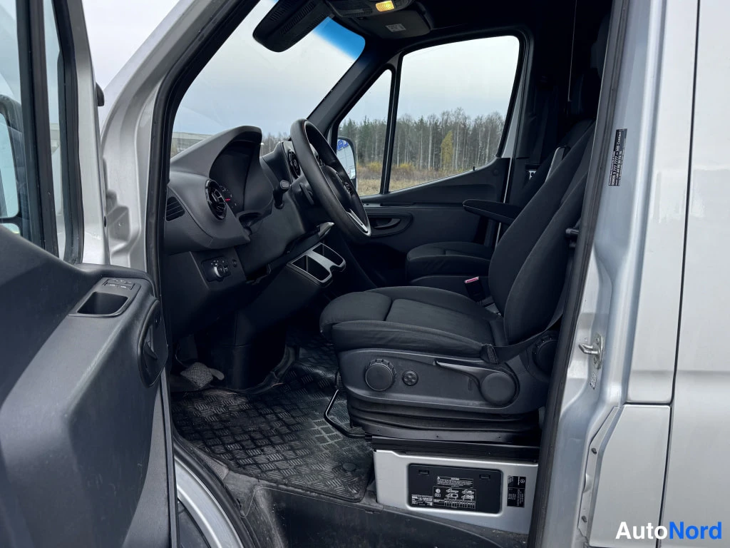 Silver Mercedes-Benz Sprinter 2018, förarplats, bild 8