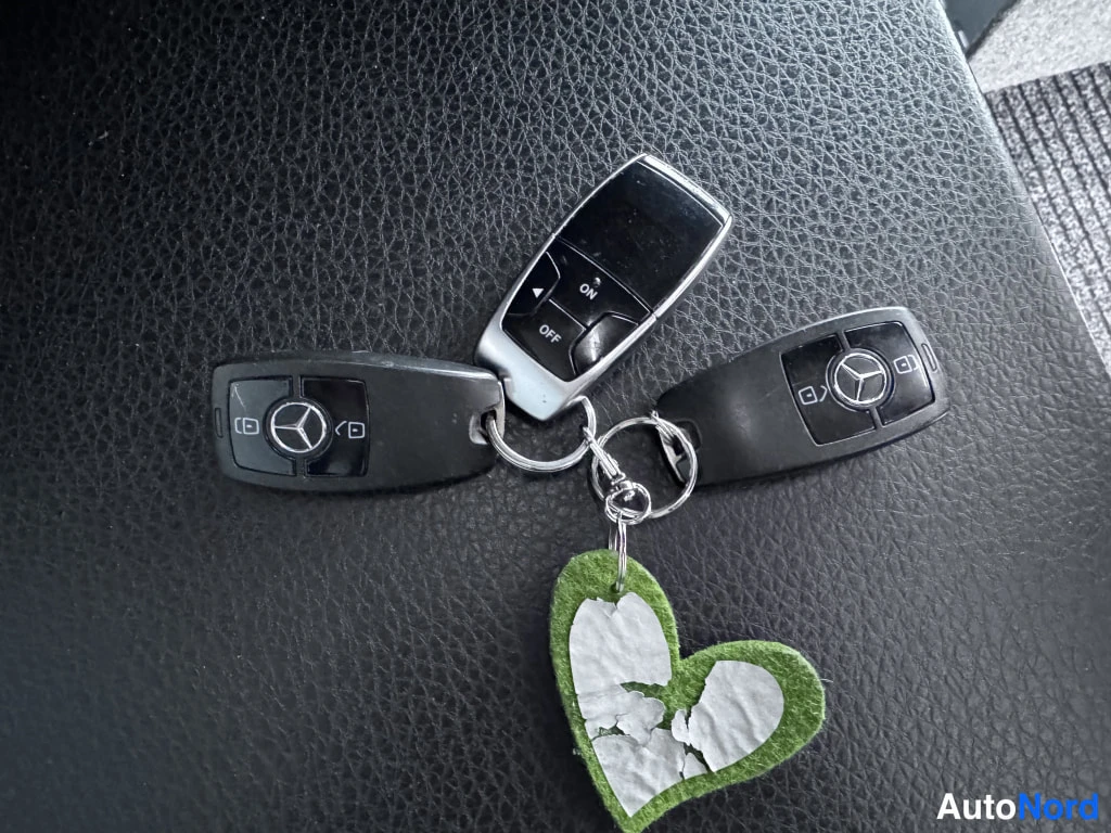 Silver Mercedes-Benz Sprinter 2018, detalj, bild 19