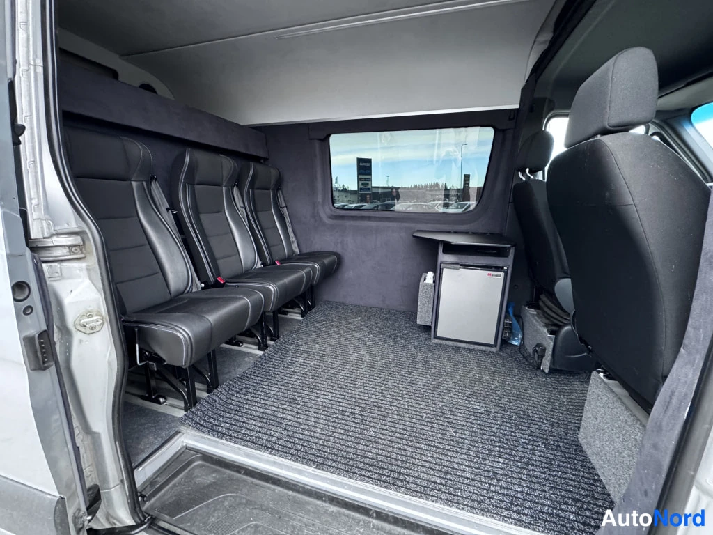 Silver Mercedes-Benz Sprinter 2018, baksäten, bild 9