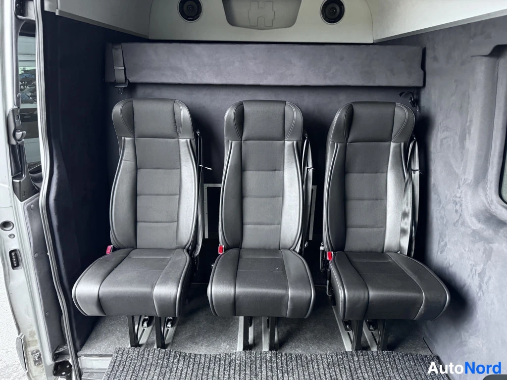 Silver Mercedes-Benz Sprinter 2018, baksäten, bild 10