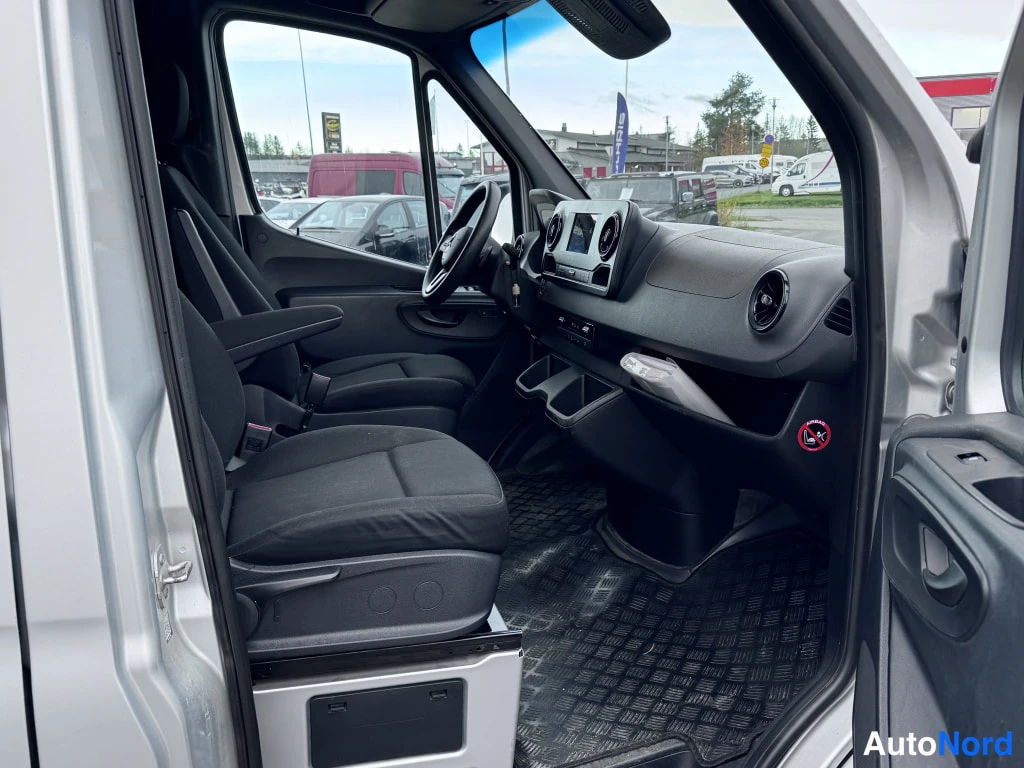 Silver Mercedes-Benz Sprinter 2018, förarplats, bild 5