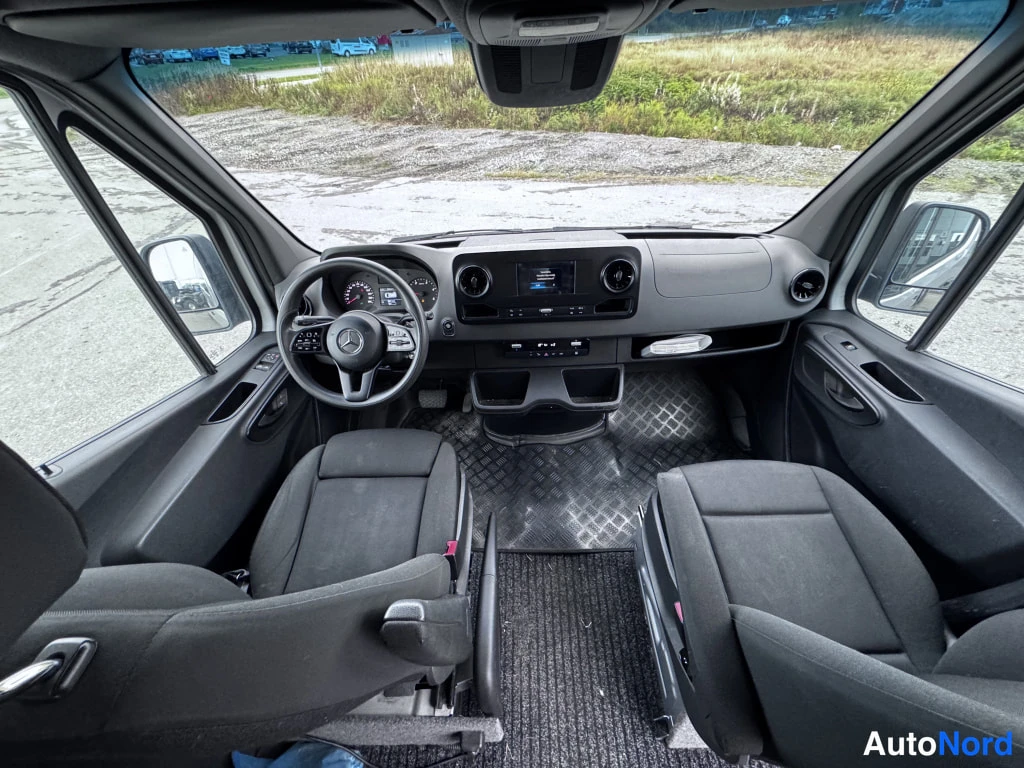 Silver Mercedes-Benz Sprinter 2018, förarplats, bild 6