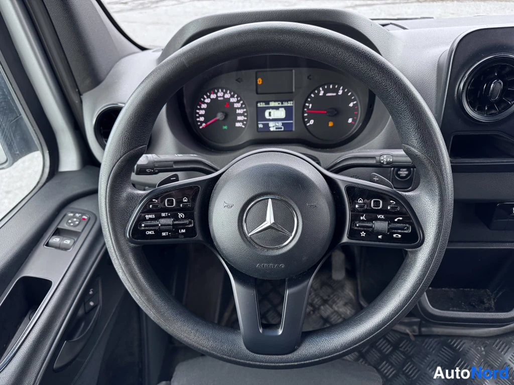 Silver Mercedes-Benz Sprinter 2018, förarplats, bild 7