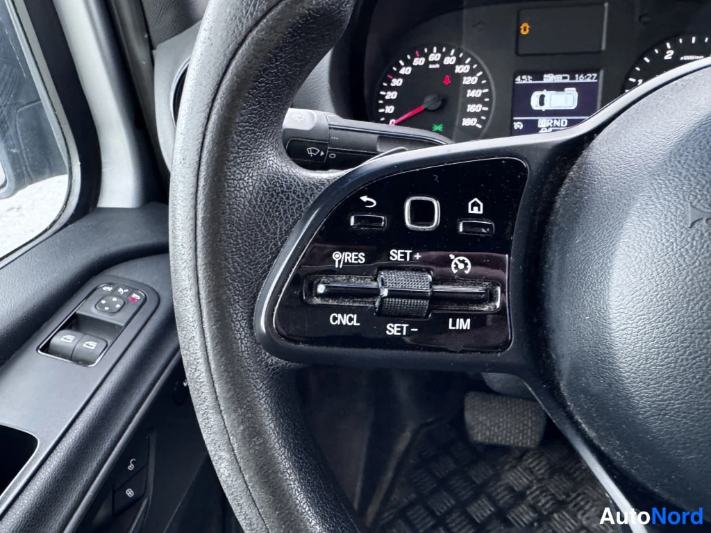 Silver Mercedes-Benz Sprinter 2018, detalj, bild 15