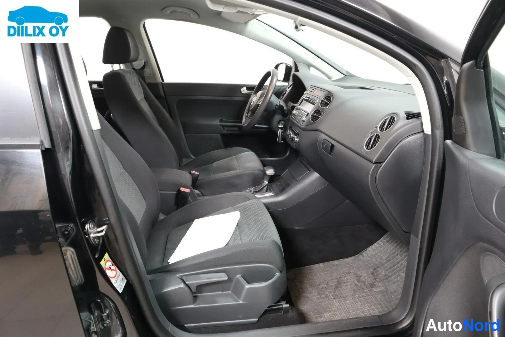 Musta Volkswagen Golf Plus 2010, ohjaamo, kuva 2