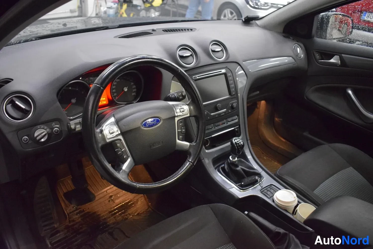 Musta Ford Mondeo 2013, ohjaamo, kuva 8