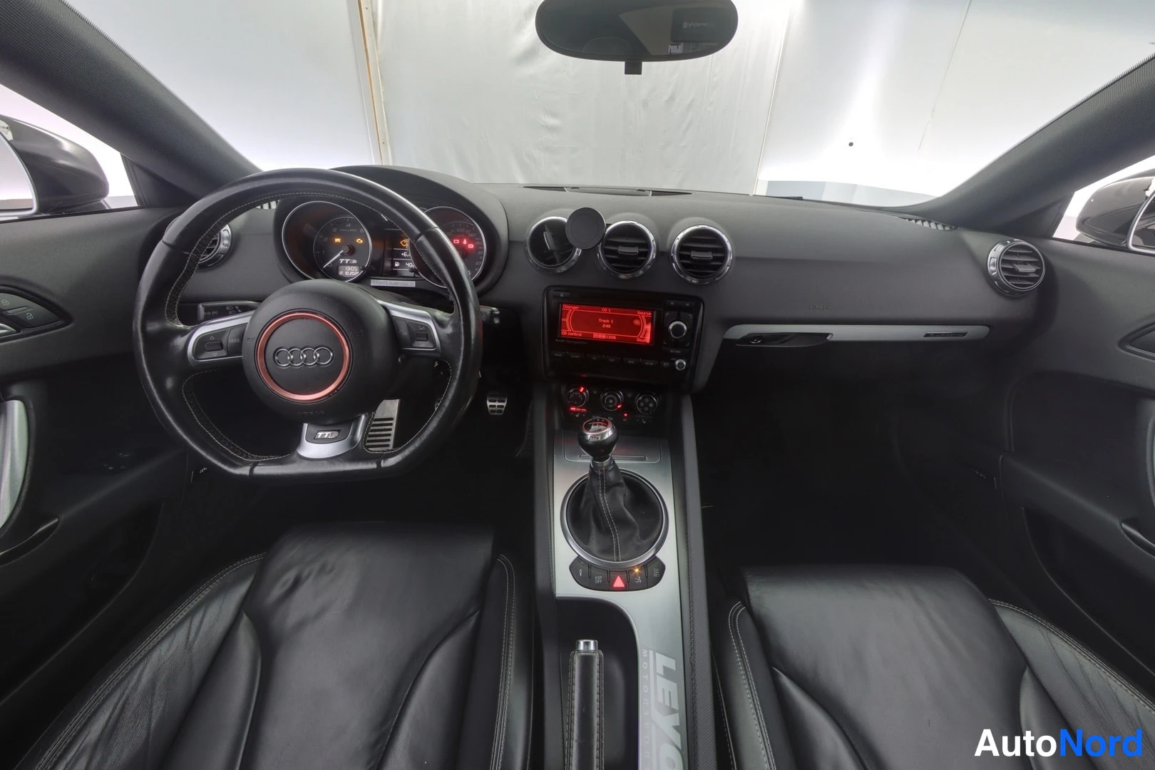 Musta Audi TTS 2009, ohjaamo, kuva 7