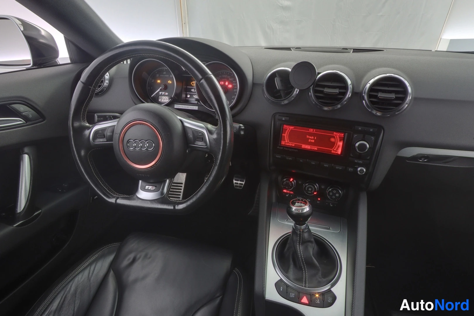 Musta Audi TTS 2009, ohjaamo, kuva 8