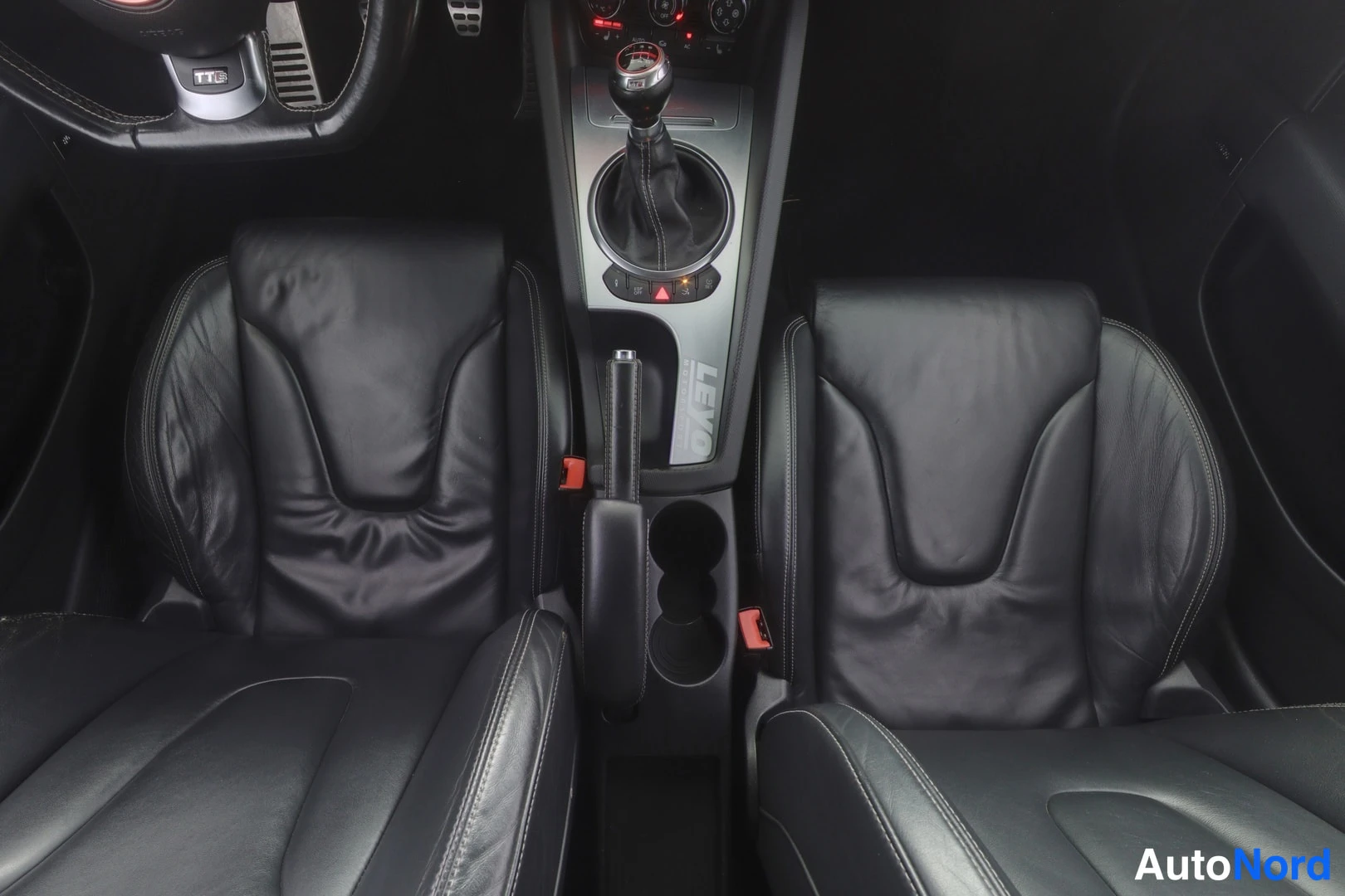 Musta Audi TTS 2009, etuistuimet, kuva 15