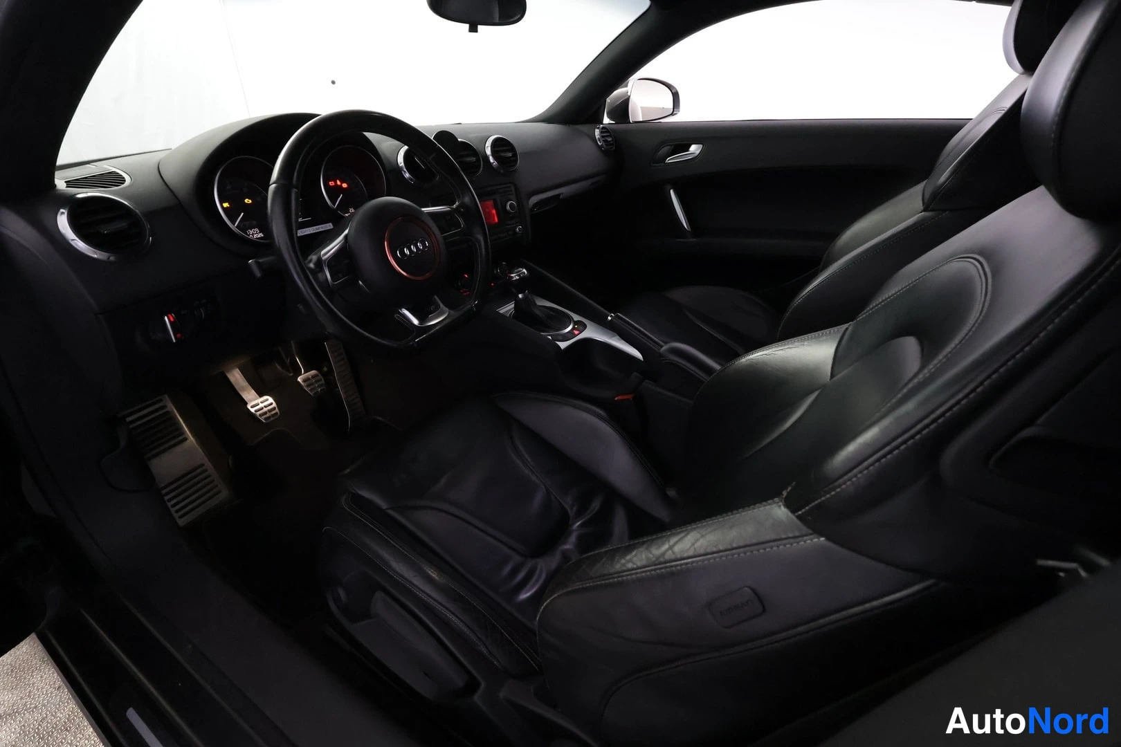 Musta Audi TTS 2009, ohjaamo, kuva 9