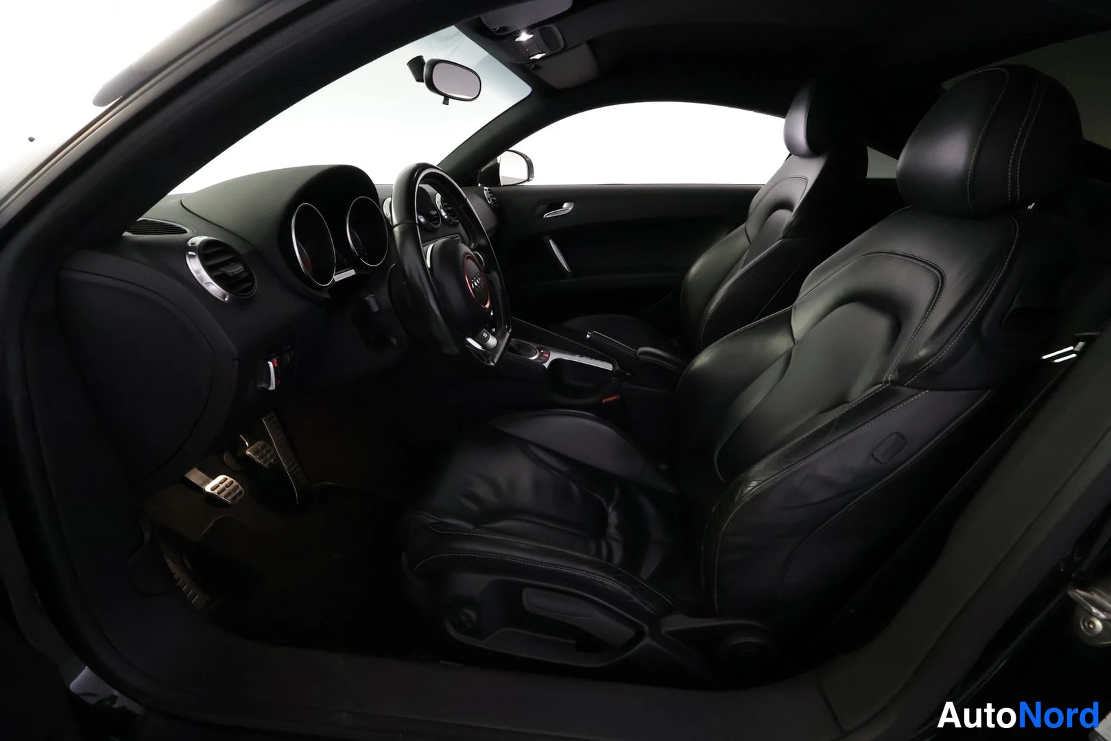Musta Audi TTS 2009, ohjaamo, kuva 10