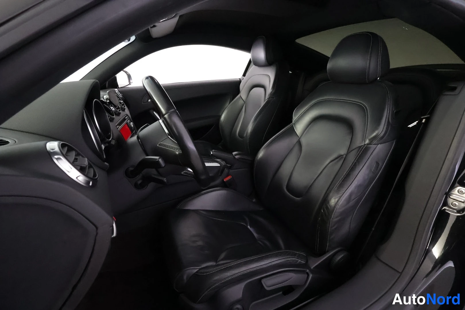 Musta Audi TTS 2009, ohjaamo, kuva 11