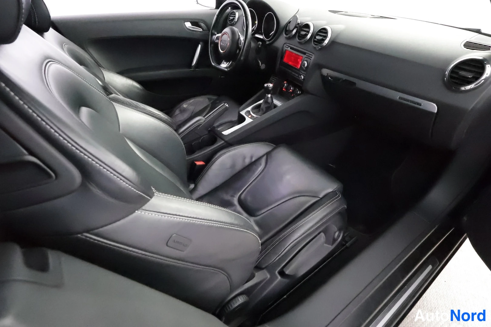 Musta Audi TTS 2009, ohjaamo, kuva 12