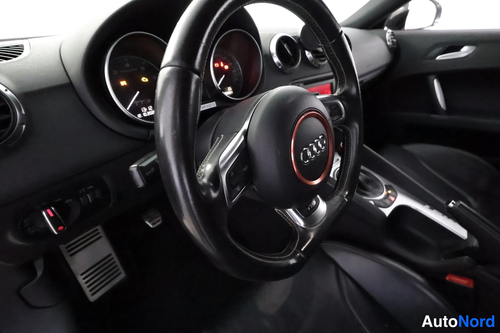 Musta Audi TTS 2009, ohjaamo, kuva 13