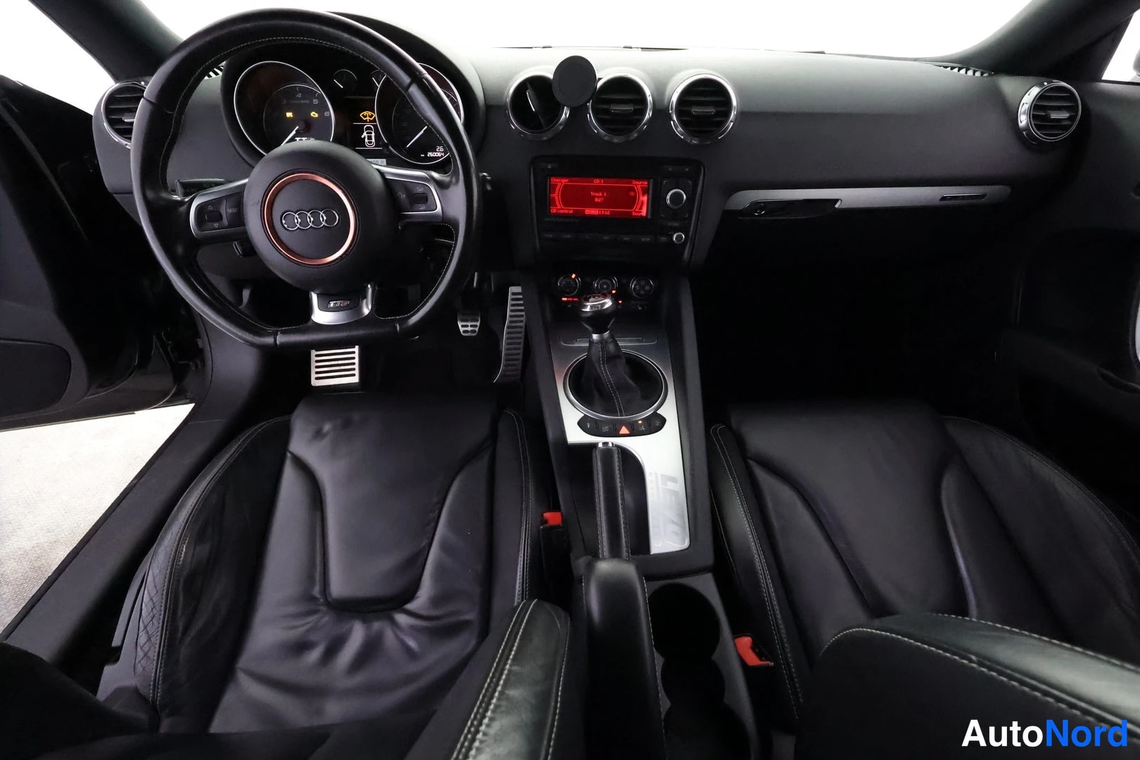 Musta Audi TTS 2009, ohjaamo, kuva 14