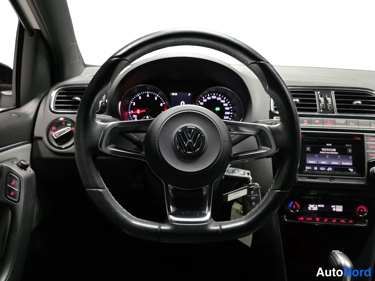 Valkoinen Volkswagen Polo 2017, moottoritila, kuva 12