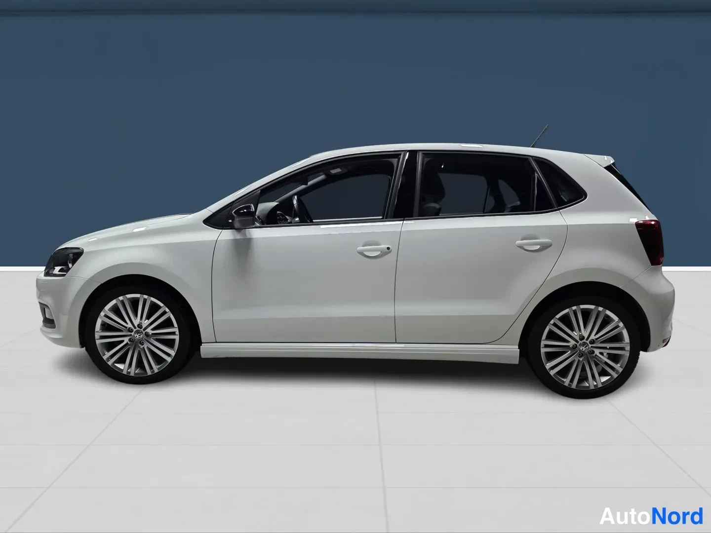 Valkoinen Volkswagen Polo 2017, etuviisto, keula vasemmalle, kuva 2