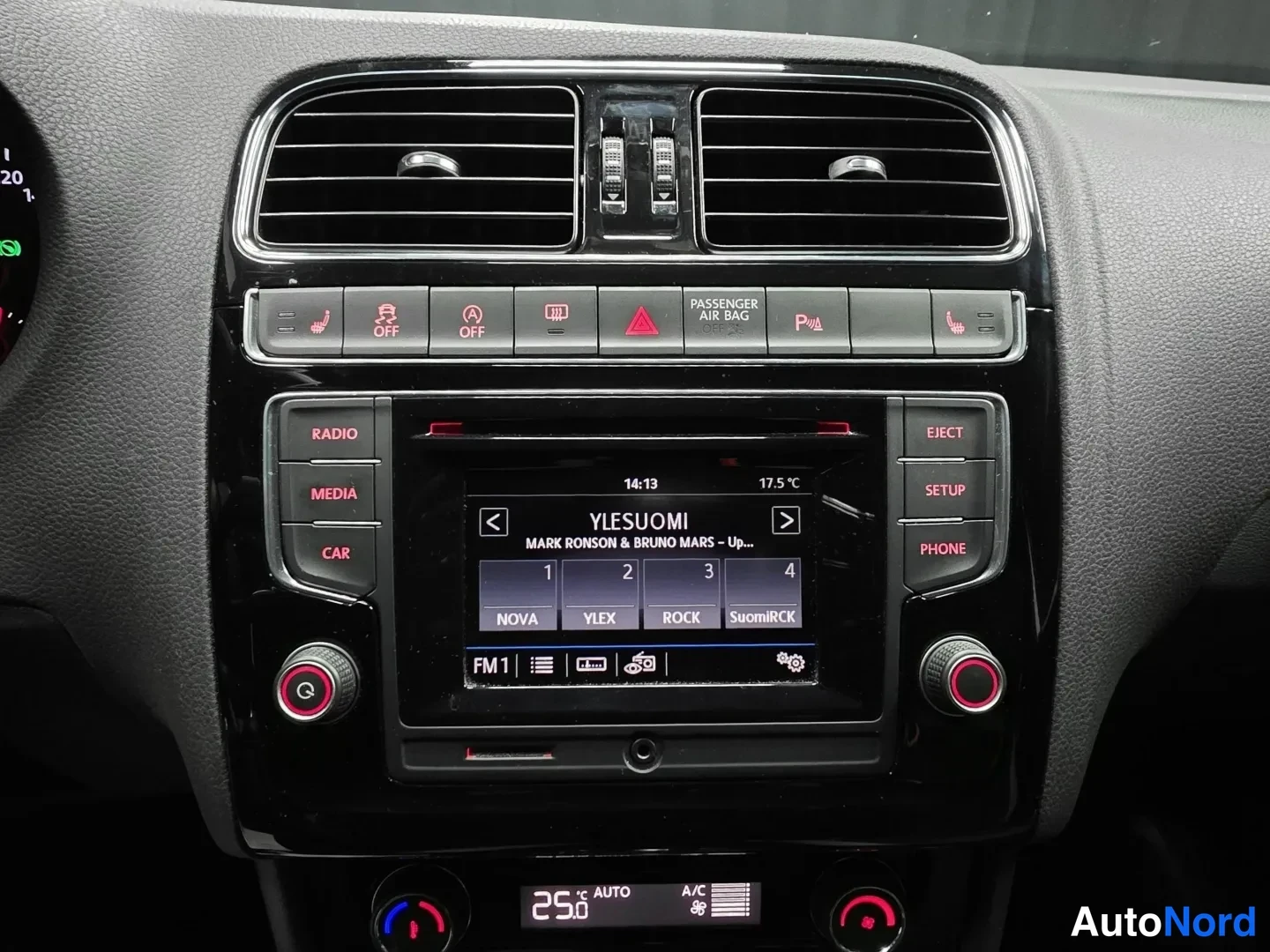 Valkoinen Volkswagen Polo 2017, yksityiskohta, kuva 16