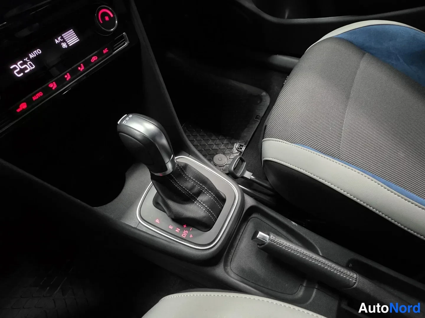 Valkoinen Volkswagen Polo 2017, yksityiskohta, kuva 17