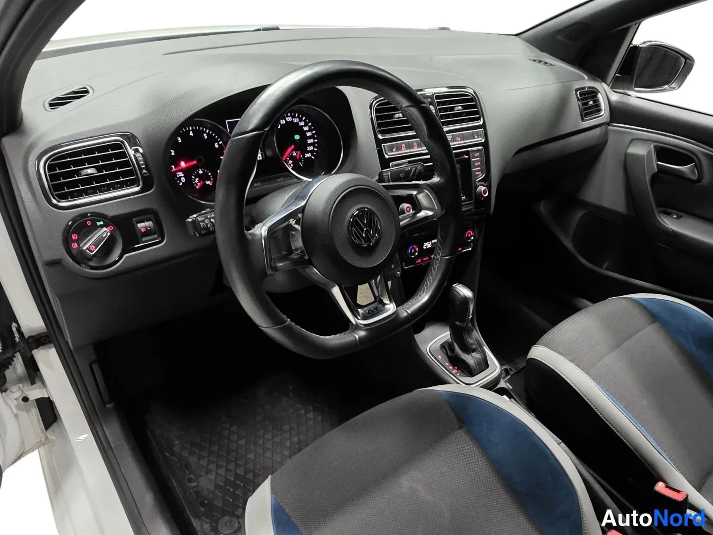 Valkoinen Volkswagen Polo 2017, ohjaamo, kuva 8