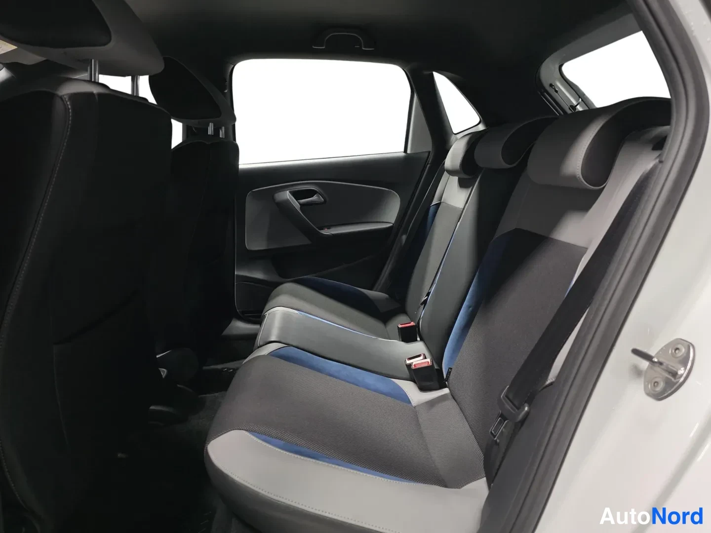 Valkoinen Volkswagen Polo 2017, takaistuimet, kuva 10