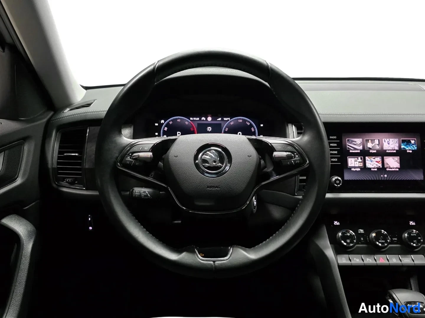 Harmaa Skoda Kodiaq 2022, ohjaamo, kuva 9