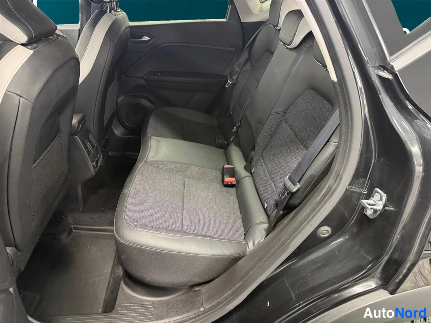 Musta Renault Captur E-TECH Plug-in hybrid 2021, takaistuimet, kuva 12