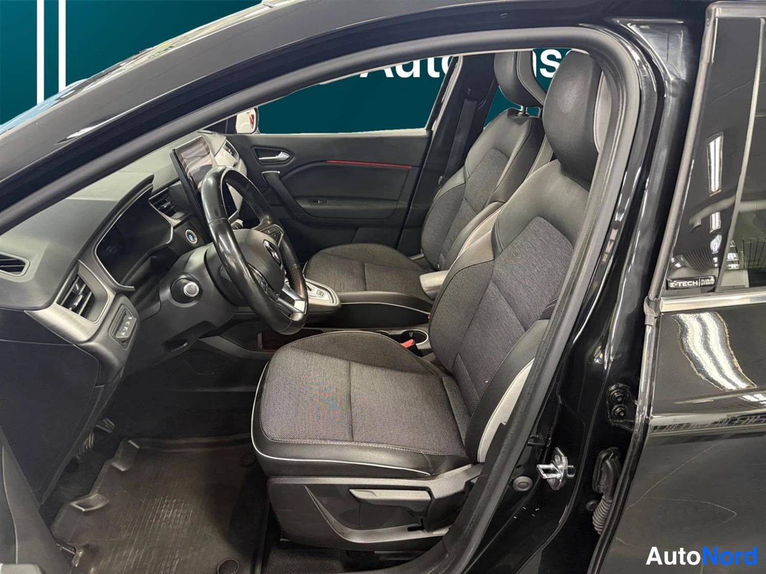 Musta Renault Captur E-TECH Plug-in hybrid 2021, ohjaamo, kuva 9