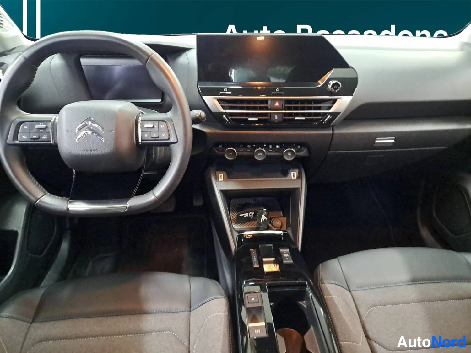 Valkoinen Citroen C4 2023, ohjaamo, kuva 11