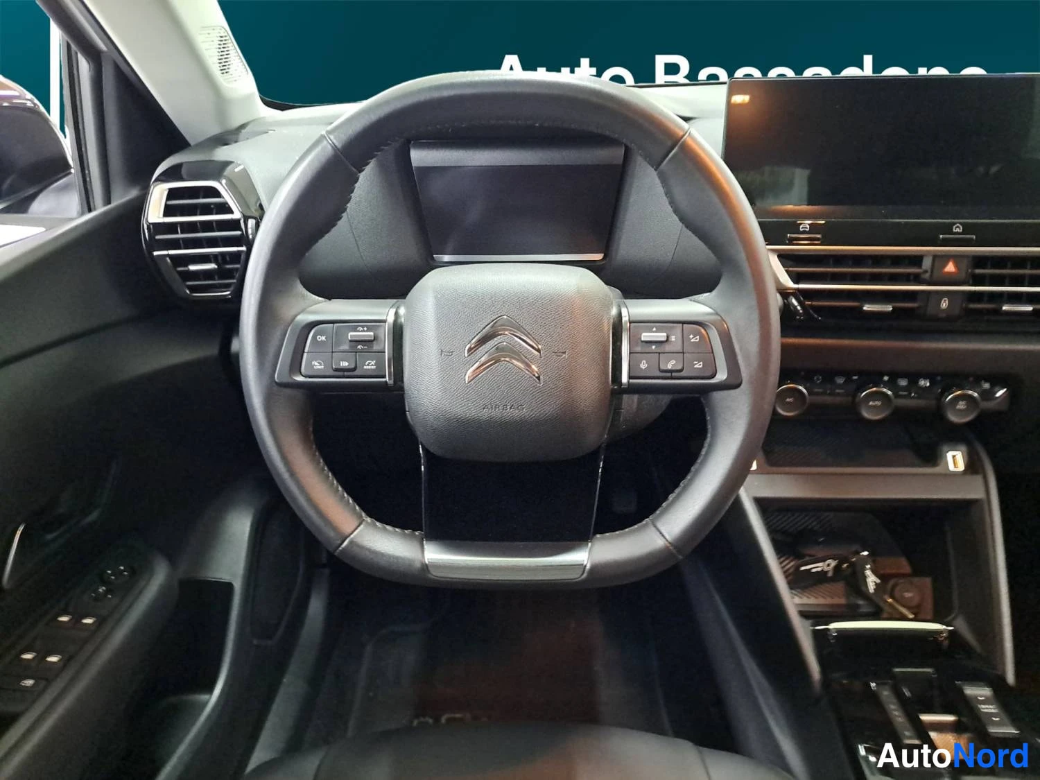 Valkoinen Citroen C4 2023, yksityiskohta, kuva 12