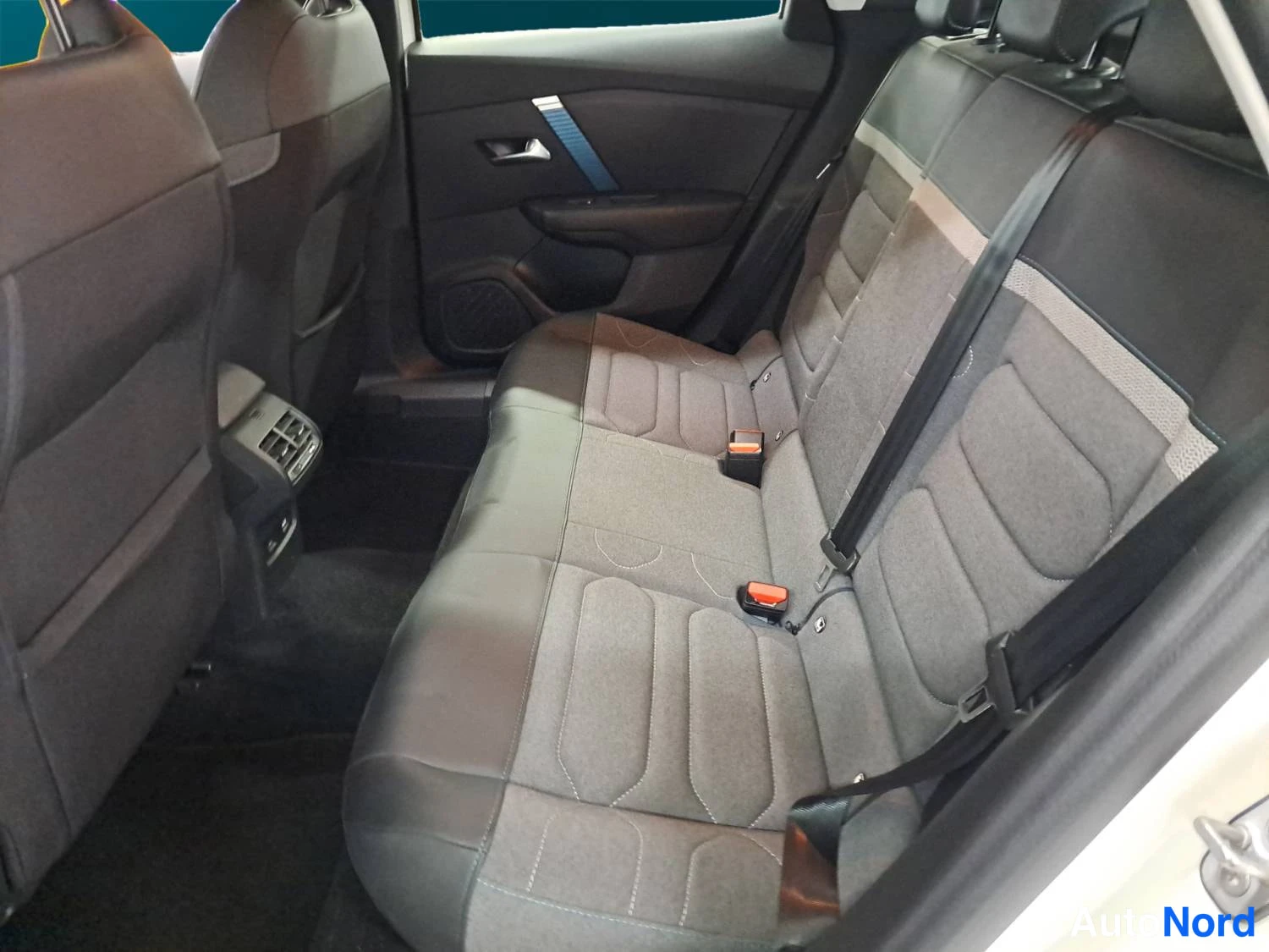 Valkoinen Citroen C4 2023, takaistuimet, kuva 13