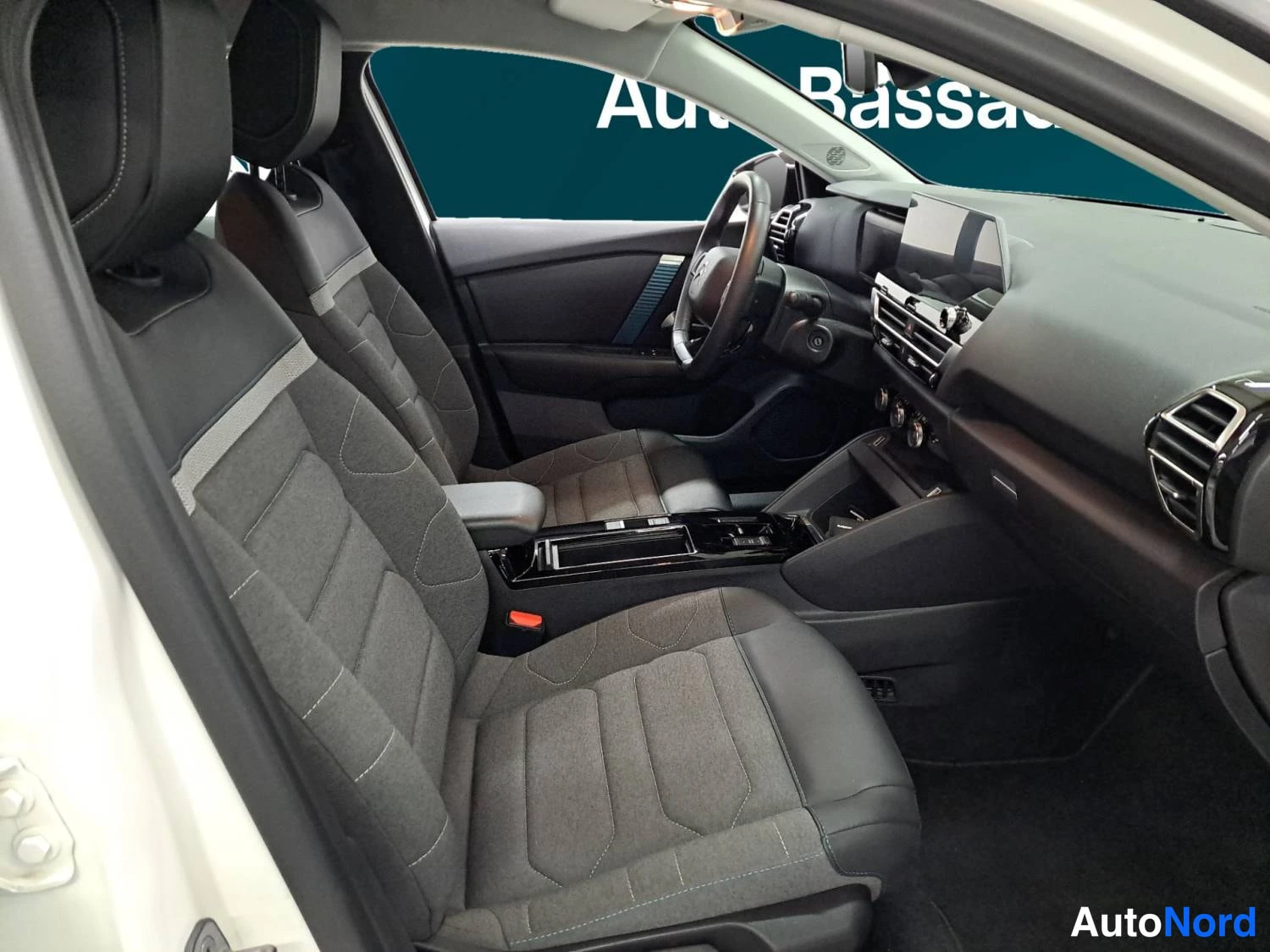 Valkoinen Citroen C4 2023, ohjaamo, kuva 9